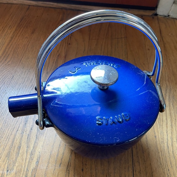Staub blue 1qt kettle. Long lasting quality. Priced to sell. make an offer - Picture 3 of 4